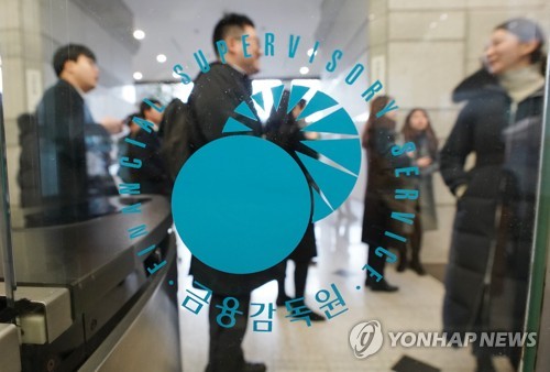 DLF 제재심 참석 관계자 기다리는 취재진(서울=연합뉴스) 김도훈 기자 = 해외금리연계 파생결합펀드(DLF) 사태 관련 세 번째 제재심의위원회가 열린 30일 서울 여의도 금융감독원에서 취재진이 제재심에 참석하는 관계자들을 기다리고 있다.
    이날 제재심에서 DLF를 판매한 우리·하나은행과 손태승 우리금융 회장 겸 우리은행장, 함영주 하나금융 부회장(DLF 판매 당시 하나은행장) 등에 대한 징계 수위가 정해질 것으로 보인다. 2020.1.30 superdoo82@yna.co.kr