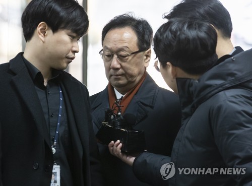 영장실질심사 출석하는 이우석 대표(서울=연합뉴스) 윤동진 기자 = 골관절염 유전자치료제 인보사케이주(인보사)를 둘러싼 의혹에 연루된 코오롱생명과학의 이우석 대표가 31일 오전 서초구 서울중앙지법에서 열리는 구속 전 피의자심문(영장실질심사)에 출석하고 있다. 2020.1.31 mon@yna.co.kr