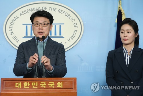 민주당 공직선거후보자 검증 결과 발표하는 진성준 간사(서울=연합뉴스) 안정원 기자 = 더불어민주당 진성준 공직선거후보자 검증위원회 간사가 지난 1월 28일 오후 서울 여의도 국회 정론관에서 이낙연 전 국무총리와 황운하 전 울산지방경찰청장의 자격심사는 적격판정, 김의겸 전 청와대 대변인과 송병기 전 울산 부시장은 계속 심사하기로 결정했다고 밝히고 있다. 오른쪽은 민주당 이경 상근 부대변인.jeong@yna.co.kr