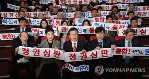 혁신통합추진위원회 제1차 대국민보고대회(서울=연합뉴스) 김인철 기자 = 자유한국당 황교안 대표와 박형준 혁신통합추진위원회 위원장 등이 지난 1월 31일 오후 국회 의원회관에서 열린 혁신통합추진위원회 제1차 대국민보고대회에서 구호를 외치고 있다.
앞줄 왼쪽부터 장기표 국민소리당 창당준비위원장, 미래를 향한 전진4.0(전진당) 이언주 대표, 황 대표, 새로운보수당 하태경 책임대표, 박 혁통위원장. yatoya@yna.co.kr