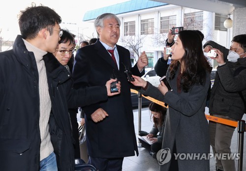 경찰 조사실 향하는 전광훈 목사(서울=연합뉴스) 홍해인 기자 = 기부금품법 위반 혐의 등을 받는 전광훈 한국기독교총연합회 대표회장 목사가 3일 오전 서울 종로경찰서에 출석하고 있다. hihong@yna.co.kr