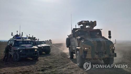 시리아 북동부를 공동순찰하는 러시아·터키군 차량 [터키 국방부 제공]