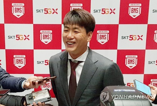 출국 인터뷰하는 김광현미국프로야구 메이저리그 첫 시즌에 나서는 김광현이 1월 31일 오전 인천국제공항에서 소속팀의 스프링캠프가 차려질 미국 플로리다로 출국하기 전 인터뷰를 하고 있다. [연합뉴스 자료사진]