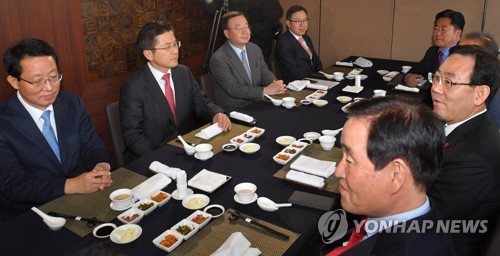 대구 의원들과 오찬하는 황교안(서울=연합뉴스) 진성철 기자 = 자유한국당 황교안 대표가 4일 서울 여의도 한 음식점에서 대구지역 의원들과 오찬하고 있다. 왼쪽부터 시계방향으로 김상훈 의원, 황 대표, 강효상, 정태옥, 김규환, 윤재옥, 주호영, 곽대훈 의원. 2020.2.4 zjin@yna.co.kr