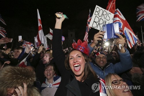 '브렉시트가 실현됐다!' 환호하는 영국인들(런던 AP=연합뉴스) 영국이 지난달 31일(현지시간) 오후 11시(그리니치표준시·GMT)를 기해 유럽연합(EU)을 공식 탈퇴하자 런던 의사당 인근 의회광장에 모인 브렉시트 지지자들이 환호하고 있다. leekm@yna.co.kr