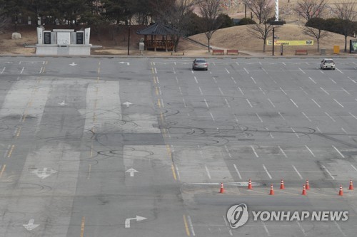 텅 빈 임진각 주차장(파주=연합뉴스) 임병식 기자 =  4일 경기도 파주시 임진각 주차장이 신종 코로나바이러스 감염증 확산으로 텅 비어 있다. 2020.2.4 andphotodo@yna.co.kr
