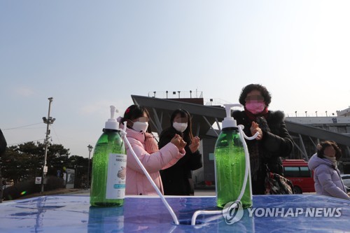 임진각에 설치된 손 세정제(파주=연합뉴스) 임병식 기자 = 신종 코로나바이러스 감염증이 확산되고 있는 가운데 4일 경기도 파주시 임진각에서 관광객들이 세정제로 손을 소독하고 있다. 2020.2.4 andphotodo@yna.co.kr