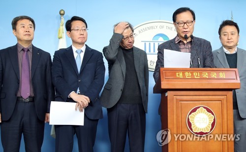 보수통합 기자회견 나선 박형준 위원장(서울=연합뉴스) 박형준 혁신통합추진위원장(왼쪽 세번째)이 2월 4일 서울 여의도 국회 정론관에서 열린 국민미래포럼(공동대표 문병호 김영환)이 범중도·보수통합 참여 기자회견에 배석하고 있다.[연합뉴스 자료사진]