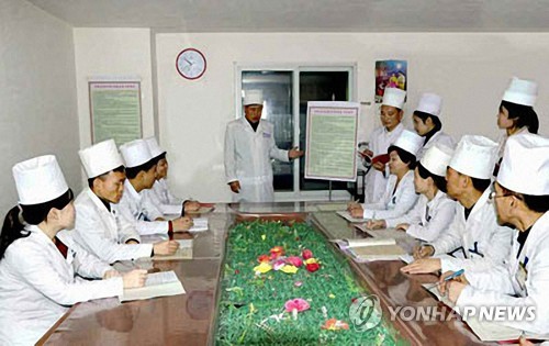 '북한 의료진, 코로나바이러스 방역에 총력'(서울=연합뉴스) 북한이 신형 코로나바이러스 감염증이 국내로 들어오지 못하도록 하기 위한 사업을 강도 높이 전개하고 있다고 노동당 기관지 노동신문이 5일 보도했다. 신의주시 본부동종합진료소에서 의료진들이 브리핑을 듣고 있다.[노동신문 홈페이지 캡쳐]2020.2.5 nkphoto@yna.co.kr