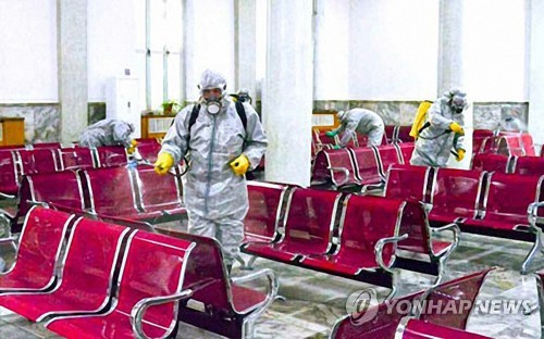 '북한, 공공장소 철저히 소독'(서울=연합뉴스) 북한이 신형 코로나바이러스 감염증이 국내로 들어오지 못하도록 하기 위한 사업을 강도 높이 전개하고 있다고 노동당 기관지 노동신문이 5일 보도했다. 평양역 대합실에서 방역복을 입은 사람들이 곳곳을 소독하고 있다.[노동신문 홈페이지 캡쳐]2020.2.5 nkphoto@yna.co.kr