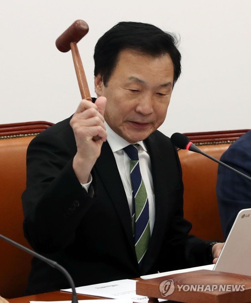 의사봉 두드리는 손학규 대표(서울=연합뉴스) 김인철 기자 = 바른미래당 손학규 대표가 5일 오전 국회에서 열린 최고위원회의에서 의사봉을 두드리고 있다. 2020.2.5 yatoya@yna.co.kr