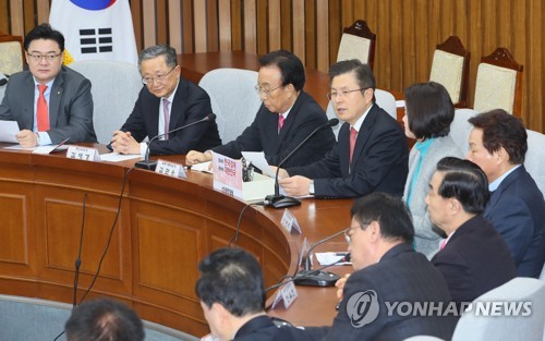 주요 당직자회의 발언하는 황교안(서울=연합뉴스) 진성철 기자 = 자유한국당 황교안 대표가 5일 국회에서 열린 주요당직자회의에서 발언하고 있다.  zjin@yna.co.kr