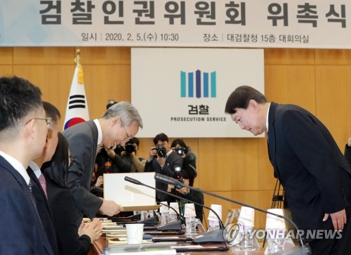 위촉장 수여하는 윤석열 총장(서울=연합뉴스) 최재구 기자 = 윤석열 검찰총장이 5일 서울 서초구 대검찰청에서 열린 검찰인권위원회 위촉식에서 강일원 위원장에게 위촉장을 수여한 후 인사하고 있다. 2020.2.5 jjaeck9@yna.co.kr