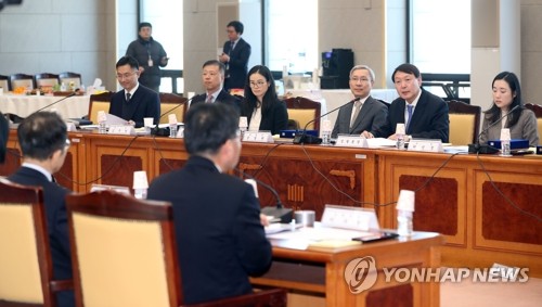 발언하는 윤석열 총장(서울=연합뉴스) 신준희 기자 = 윤석열 검찰총장(오른쪽 두 번째)이 5일 서울 서초구 대검찰청에서 열린 검찰인권위원회 위촉식에서 발언하고 있다. 2020.2.5 hama@yna.co.kr