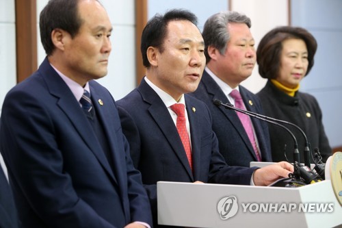 염동열 의원, 재판 관련 입장 발표(춘천=연합뉴스) 박영서 기자 = 국회의원 지위를 남용해 강원랜드에 지인 등을 채용하도록 영향력을 행사한 혐의로 1심에서 실형을 선고받은 염동열 의원(가운데)이 5일 오전 강원도청 브리핑실에서 재판 관련 입장을 발표하고 있다. 2020.2.5 conanys@yna.co.kr