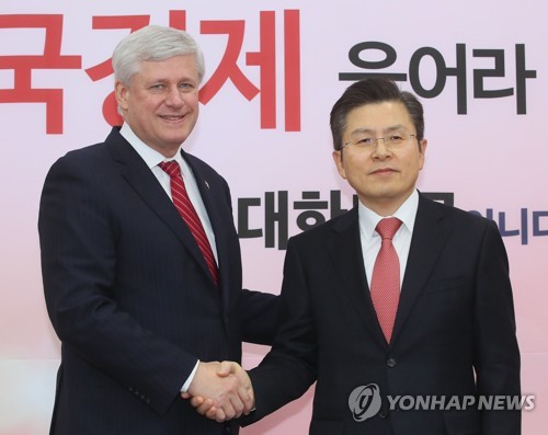 황교안, 스티븐 하퍼 IDU 의장 접견(서울=연합뉴스) 진성철 기자 = 자유한국당 황교안 대표가 5일 국회에서 캐나다 전 총리를 역임했던 스티븐 하퍼 국제민주연맹(IDU) 의장과 악수하고 있다. zjin@yna.co.kr