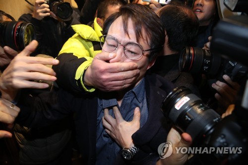 제지당하는 오태양 미래당 대표(서울=연합뉴스) 김인철 기자 = 5일 오후 여의도 국회도서관에서 열린 미래한국당 중앙당 창당대회에서 미래한국당 창당에 대해 비난 발언하던 미래당 오태양 공동대표가 관계자들에게 제지당하고 있다. 2020.2.5 yatoya@yna.co.kr