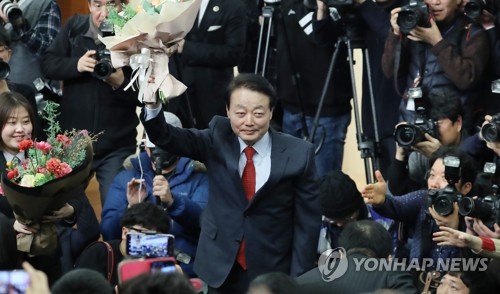 당 대표로 선출된 한선교(서울=연합뉴스) 안정원 기자 = 5일 오후 여의도 국회도서관에서 열린 미래한국당 중앙당 창당대회에서 한선교 의원이 당 대표로 선출되자 꽃다발을 들고 기념촬영 하고 있다. 2020.2.5 jeong@yna.co.kr