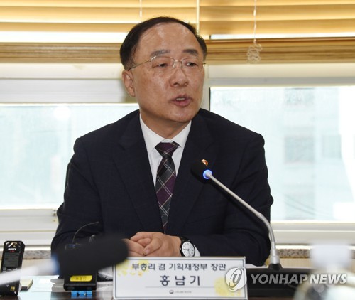 발언하는 홍남기 부총리(서울=연합뉴스) 홍남기 경제부총리 겸 기획재정부 장관이 5일 전라남도 목포 고용복지플러스센터에서 진행한 지역경제인, 구직자들과의 간담회에서 발언하고 있다. 
    [기획재정부 제공. 재판매 및 DB 금지] photo@yna.co.kr