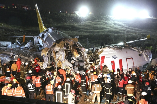 이스탄불 공항 활주로서 이탈해 세 동강 난 페가수스 항공 여객기 [아나돌루=연합뉴스]