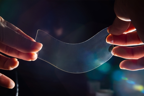 정용철 박사 연구팀이 개발한 커버윈도우 시제품[한국생산기술연구원 제공. 재판매 및 DB 금지]