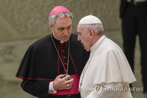 Vatican Pope1월 15일 수요 일반 알현에서 이야기를 나누는 프란치스코 교황과 겐스바인 대주교. [AP=연합뉴스]