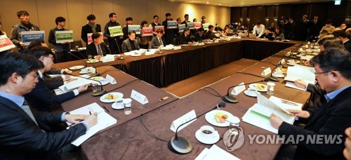 새해 첫 국민연금기금운용위(서울=연합뉴스) 김도훈 기자 = 5일 오전 서울 중구 더플라자호텔에서 조흥식 한국보건사회연구원 원장 겸 국민연금기금위 부위원장 주재로 새해 첫 국민연금기금운용위원회가 진행되고 있다.
    조 부위원장 뒤로 참여연대 관계자들이 국민연금의 수탁자책임 방기 규탄 및 주주 활동 촉구 피케팅을 하고 있다. superdoo82@yna.co.kr