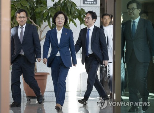 대검 나서는 추미애 법무장관(서울=연합뉴스) 윤동진 기자 = 6일 오전 서울 서초구 대검찰청을 찾은 추미애 법무부 장관이 청사를 나서고 있다. mon@yna.co.kr