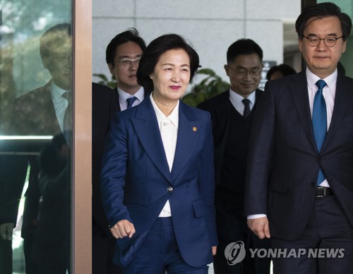 대검찰청 나서는 추미애 법무장관(서울=연합뉴스) 윤동진 기자 = 6일 오전 서울 서초구 대검찰청을 찾은 추미애 법무부 장관이 청사를 나서고 있다. mon@yna.co.kr