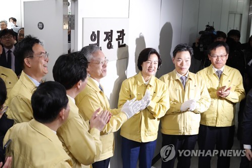 '의정관' 현판식 하는 추미애 법무장관(서울=연합뉴스) 신준희 기자 = 추미애 법무부 장관이 6일 오전 서울 서초구 서울고등지방검찰청 2층에서 열린 의정관 개소식에 참석해 현판식을 하고 있다. hama@yna.co.kr