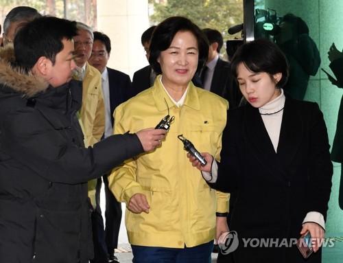 의정관 개소식 입장하는 추미애 장관(서울=연합뉴스) 신준희 기자 = 추미애 법무부 장관이 6일 오전 서울 서초구 서울고등검찰청에서 열린 법무부 대변인실 사무실 '의정관' 개소식에 입장하고 있다. hama@yna.co.kr