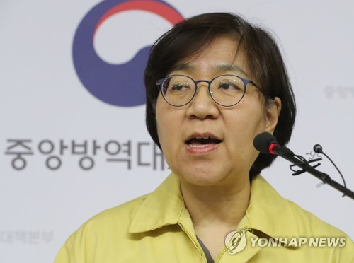 정은경 본부장 '신종 코로나바이러스 대응절차 개정'(서울=연합뉴스) 김주형 기자 = 정은경 중앙방역대책본부장(질병관리본부장)이 6일 오후 세종시 정부세종청사에서 신종 코로나바이러스 감염증 국내 발생현황 및 확진환자 중간조사 결과 등 정례브리핑을 하고 있다.  kjhpress@yna.co.kr