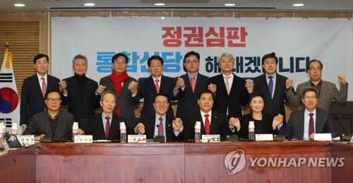 첫 회의 가진 통합신당준비위원회(서울=연합뉴스) 하사헌 기자 = 6일 오후 서울 여의도 국회 의원회관에서 열린 통합신당준비위원회 1차 회의에서 참석자들이 기념촬영을 하고 있다.
    앞줄 오른쪽부터 박형준, 이언주, 심재철 공동위원장, 정운천 위원, 장기표 공동위원장, 문병호 정치혁신특별위원장. 2020.2.6 toadboy@yna.co.kr