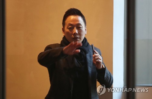 더불어민주당 정봉주 전 의원(서울=연합뉴스) 김인철 기자 = 더불어민주당 정봉주 전 의원이 6일 오후 공천관리위원회 전체회의가 열리는 서울 영등포구 여의도 더불어민주당 중앙당사 인근 한 카페에서 전화 통화를 하다 취재진을 발견하자 얼굴을 가리고 있다. 2020.2.6 yatoya@yna.co.kr