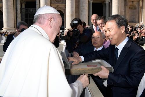 지난 전주 한지로 복원된 고종의 친필 서한받는 프란치스코 교황 [전주시 제공]