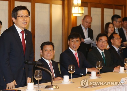 2016년 6월 8일 당시 황교안 국무총리가 한·중 광역단체장을 서울 삼청동 총리공관으로 초청한 자리에 이낙연 전남지사가 참석한 모습[연합뉴스 자료사진]