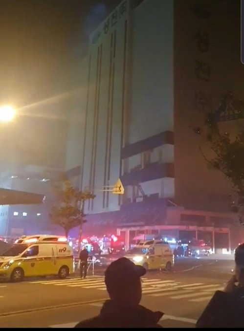 부산 냉동창고서 화재…옥상 대피 4명 헬기 구조[독자 유승환 씨 제공. 재판매 및 DB 금지] photo@yna.co.kr