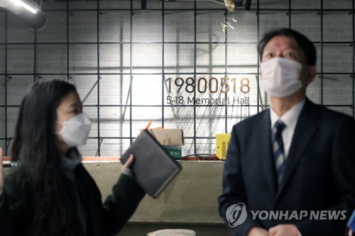 전일빌딩에 마련되는 5·18전시관(광주=연합뉴스) 천정인 기자 = 7일 오전 광주 동구 전일빌딩에 마련된 5·18 전시관이 막바지 리모델링 공사가 진행되며 관계자들의 점검이 이뤄지고 있다. 2020.2.7 iny@yna.co.kr