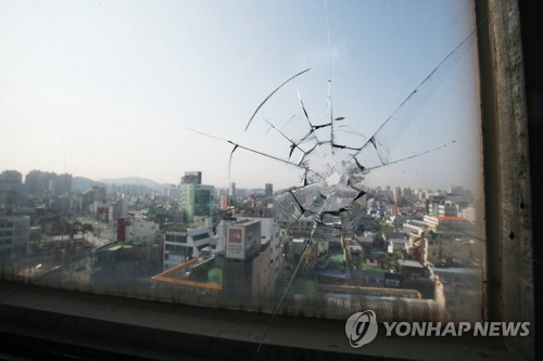 고스란히 재건한 헬기사격의 상처(광주=연합뉴스) 천정인 기자 = 7일 오전 광주 동구 전일빌딩 5·18전시관 창문이 계엄군의 헬기 사격으로 깨진 모습을 재건해 전시돼 있다. 2020.2.7 iny@yna.co.kr