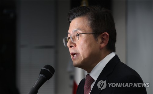 황교안, 종로 출마 공식 선언(서울=연합뉴스) 김인철 기자 = 자유한국당 황교안 대표가 7일 오후 서울 영등포 한국당 중앙당사에서 기자회견을 열고  4·15 총선에서 '대한민국 정치 1번지'인 서울 종로 출마를 선언하고 있다.  yatoya@yna.co.kr