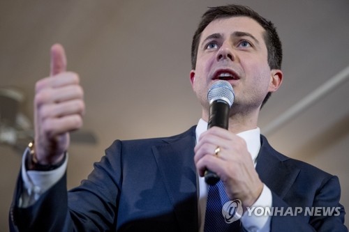 미국 뉴햄프셔주 유세하는 부티지지(워싱턴 AP=연합뉴스) 미국 민주당 대선 경선 주자인 피트 부티지지 전 인디애나 주 사우스벤드 시장이 지난 6일(현지시간) 뉴햄프셔 주 메리맥에서 유세를 펼치고 있다. ymarshal@yna.co.kr