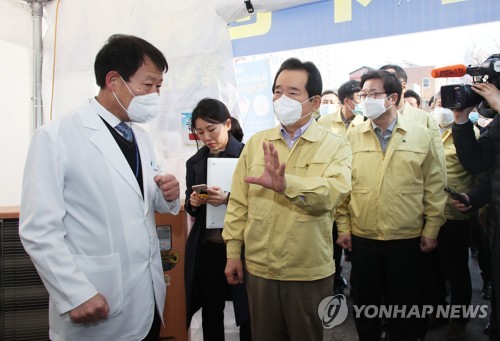경기도 선별진료소 방문한 정세균 총리(수원=연합뉴스) 김승두 기자 = 정세균 국무총리가 휴일인 8일 오전 경기도 수원시 장안구의 경기도 선별진료소를 방문해 신형 코로나바이러스 감염증 대응 현황을 보고 받은 후 상황을 점검하고 있다. 2020.2.8 kimsdoo@yna.co.kr