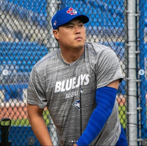 '블루제이스' 새긴 류현진(서울=연합뉴스) 류현진이 9일(한국시간) 미국 플로리다주 더니든 TD 볼파크에서 몸을 풀고 있다. 류현진이 토론토 블루제이스에 입단한 후 처음 공개된 훈련 사진이다. [토론토 블루제이스 인스타그램 캡처]