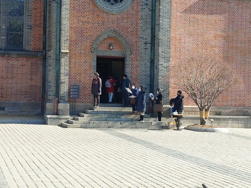 마스크 쓴 채로 명동성당 방문한 신자들[촬영 계승현]