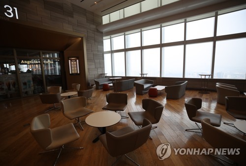 쇼핑몰 식당가 한산지난 2일 오후 서울 시내 한 쇼핑몰 식당가가 신종 코로나바이러스 감염증 확산, 초미세먼지주의보 발령 등으로 한산한 모습을 보이고 있다.[연합뉴스 자료사진]