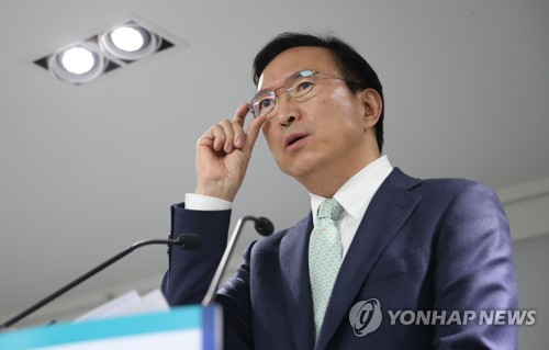 민주당 공천관리위원회 전체 회의 결과 브리핑(서울=연합뉴스) 더불어민주당 이근형 전략기획위원장이 지난 6일 오후 서울 영등포구 여의도 민주당 중앙당사에서 공천관리위원회 전체 회의 결과에 대해 브리핑하고 있다. [연합뉴스 자료사진]