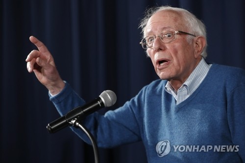뉴햄프셔 유세하는 샌더스미국 민주당 대선 경선 주자인 버니 샌더스 상원의원이 지난 6일(현지시간) 뉴햄프셔주 맨체스터에서 유세하고 있다. ymarshal@yna.co.kr [AP=연합뉴스 자료사진]