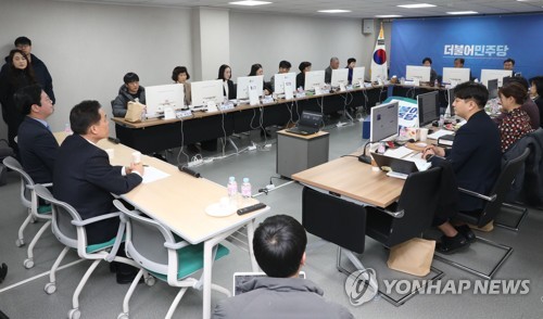 지역구 국회의원 후보자 면접하는 민주당 공관위(서울=연합뉴스) 하사헌 기자 = 더불어민주당 공천관리위원회의 원혜영 위원장과 위원들이 9일 오전 서울 여의도 더불어민주당 중앙당사에서 제21대 총선 지역구 국회의원 후보자 면접을 하고 있다. 2020.2.9 toadboy@yna.co.kr