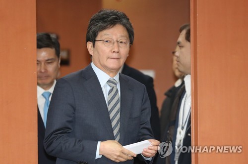 정론관 들어서는 유승민(서울=연합뉴스) 하사헌 기자 = 새로운보수당 유승민 보수재건위원장이 9일 오전 자유한국당과 신설합당을 추진하고 개혁보수를 위해 총선에 불출마하겠다고 밝히는 기자회견을 하기 위해 서울 여의도 국회 정론관에 들어서고 있다. 2020.2.9 toadboy@yna.co.kr