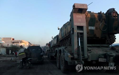 시리아 반군의 거점인 이들립으로 향하는 터키군 차량 [로이터=연합뉴스]